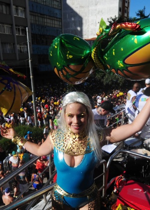 31.jan.2016 - Fantasiada de Khaleesi, da série de TV Game Of Thrones, a atriz Leandra Leal curte o bloco Acadêmicos do Baixo Augusta, em São Paulo. - Junior Lago/UOL - Junior Lago/UOL