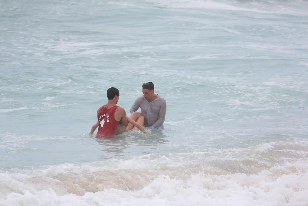 17.fev.2016 - Marina Ruy Barbosa e Fábio Assunção gravam cenas de "Totalmente Demais" na praia da Macumba, no Rio. Na novela, Elisa se afoga e é salva por Arthur - Dilson Silva/AgNews