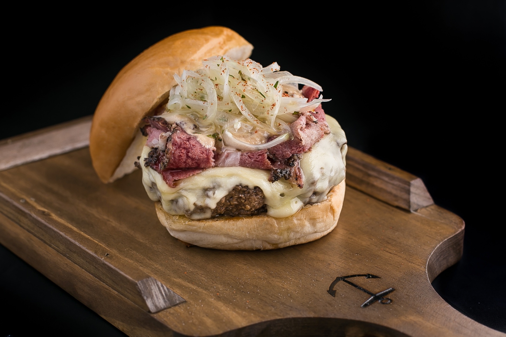 NY Deli Burger (R$ 29) é uma das atrações do "Burger No Quintal" - Divulgação