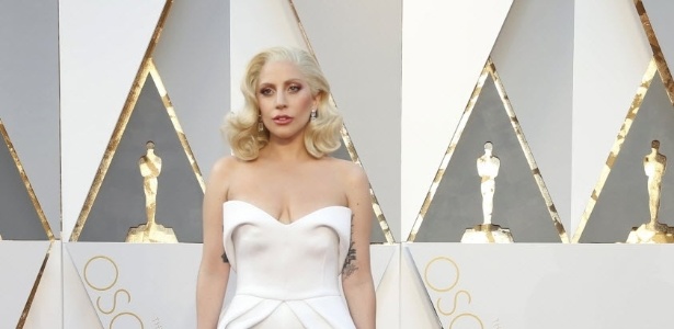 Lady Gaga posa no tapete vermelho do Oscar com um vestido longo branco - Lucy Nicholson/Reuters
