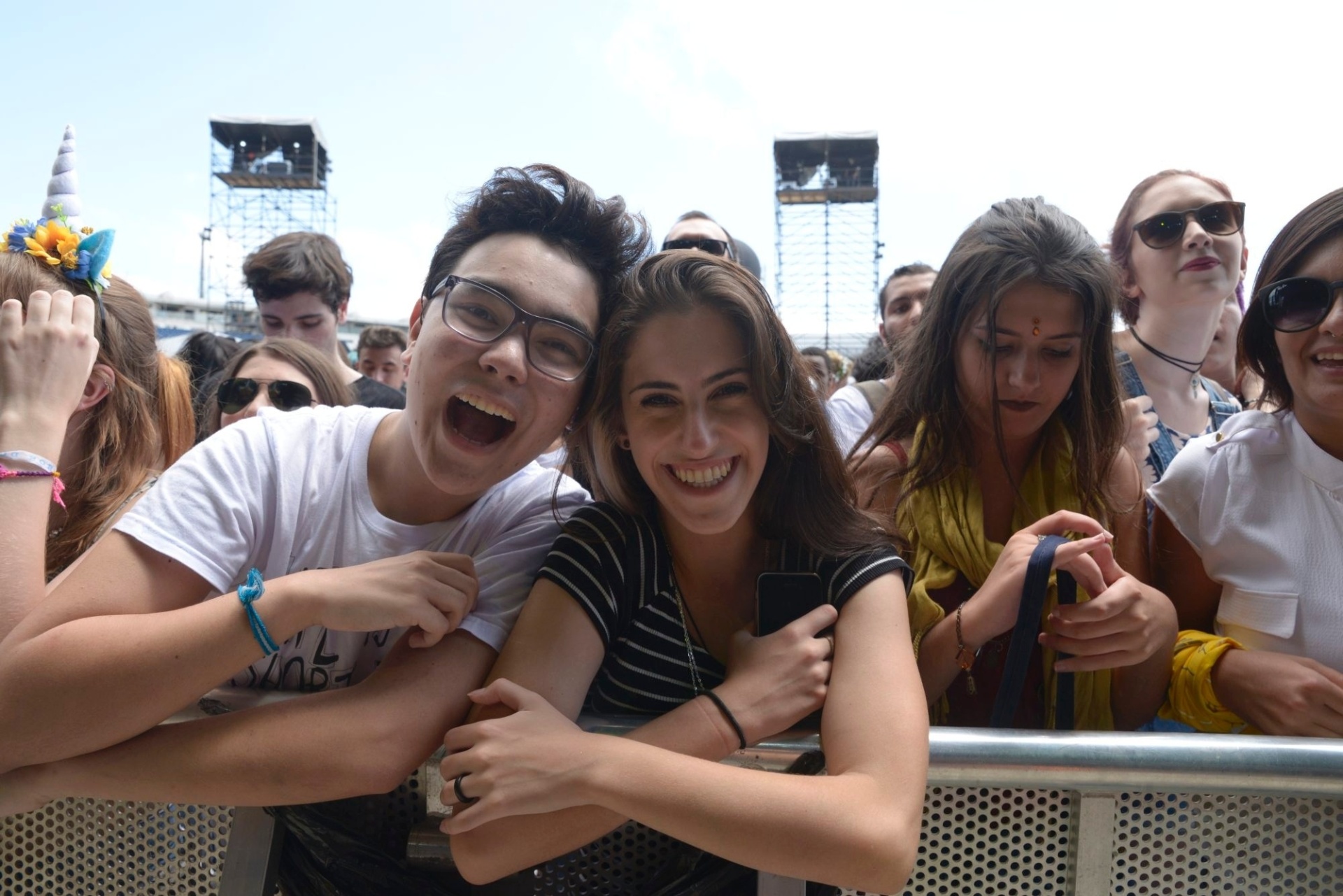 12.mar.2016 - Público assiste na grade ao show da banda Ego Kill Talent, que abriu o primeiro dia do Lollapalooza Brasil 2016, no autódromo de Interlagos, em São Paulo - Rafael Roncato/UOL