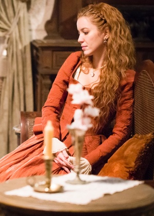 Nathalia Dill aguarda gravação de cena nos bastidores de "Liberdade, Liberdade" - Tata Barreto/Globo - Tata Barreto/Globo