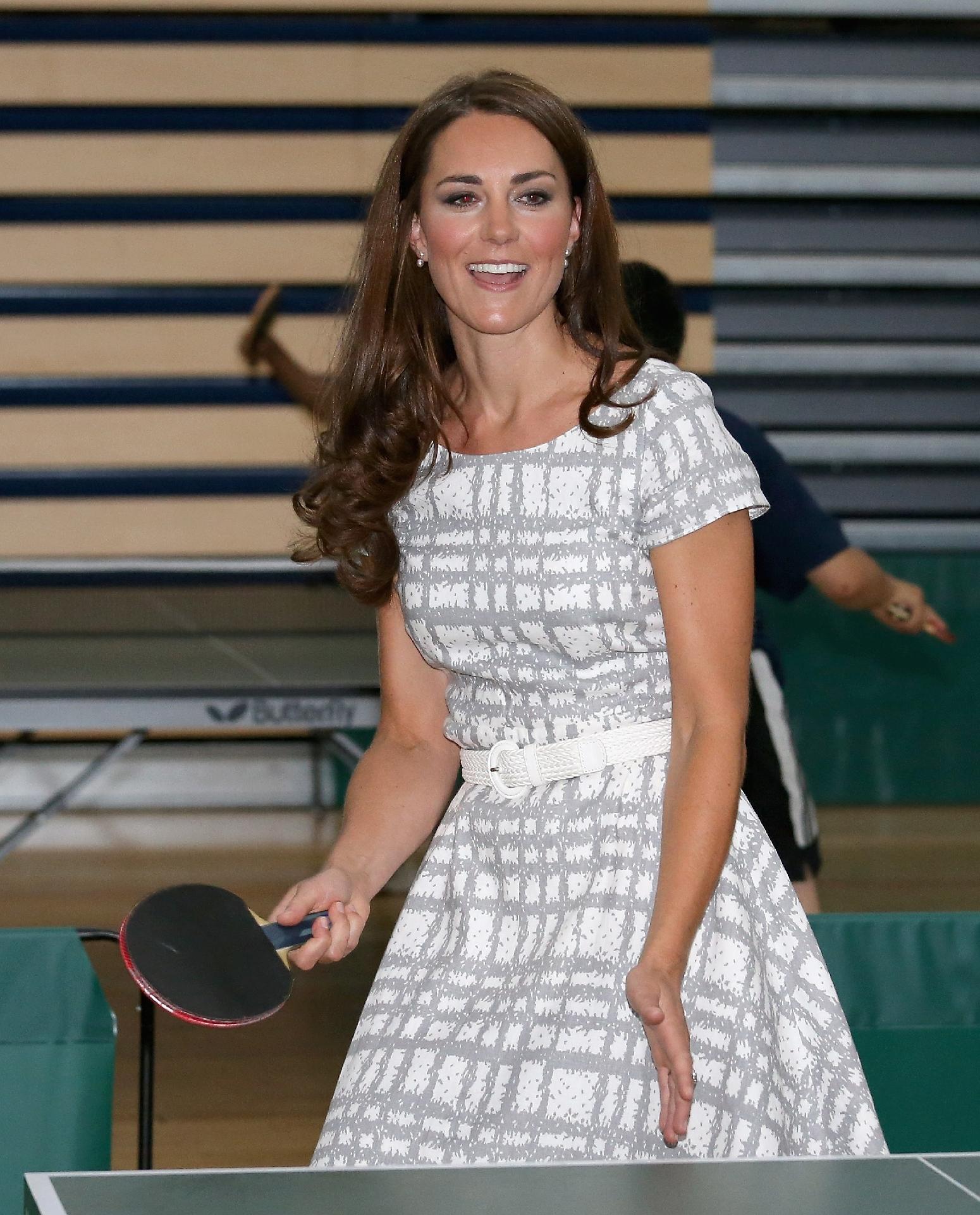 Kate Middleton jogando tênis de mesa em Bacon's College, em 2012 - Getty Images