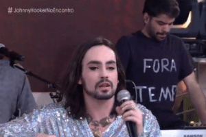 Tecladista do músico Johnny Hooker usa camisa com "Fora Temer" na Globo - Reprodução/TV Globo - Reprodução/TV Globo