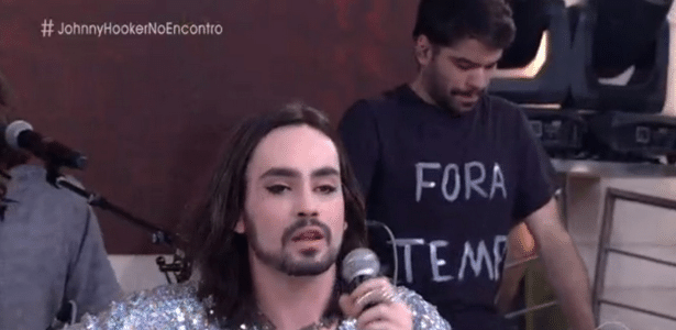 Tecladista do músico Johnny Hooker usa camisa com "Fora Temer" na Globo - Reprodução/TV Globo