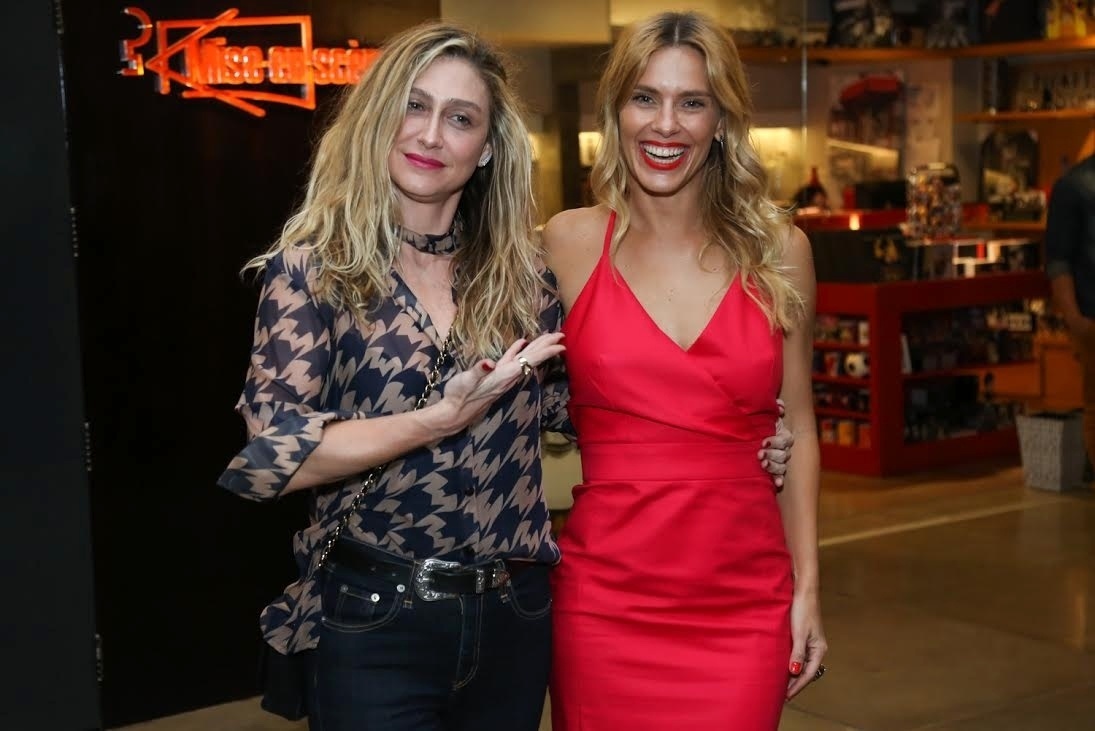 13.set.2016 -  Amora Mautner, diretora de teledramaturgia da Globo, prestigia Carolina Dieckmann na pré-estreia do filme do fime "O Silêncio do Céu", no Shopping da Gávea, no Rio - Roberto Filho/Brazil News