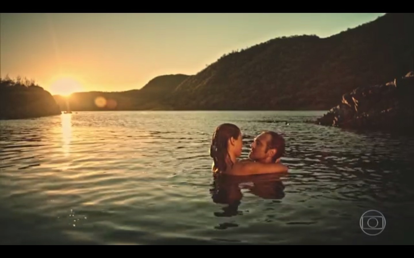 Em "Velho Chico", Tereza e Santo fazem amor no rio São Francisco - Reprodução/TV Globo