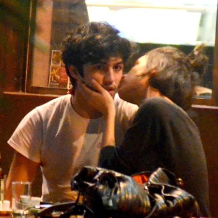 Gabriel Leone e Carla Salle namoram em barzinho no Rio - Webert Belizio/AgNews - Webert Belizio/AgNews