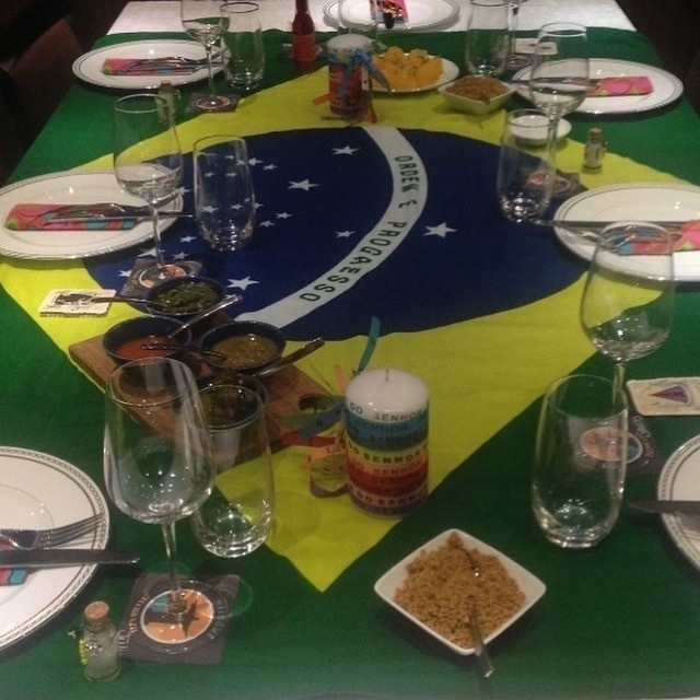 Uma das funções de Sabrina é organizar festas temáticas para os proprietários. Na celebração com temática brasileira, por exemplo, ela conta ter pedido para chefe colocar todas as opções de comida no centro da mesa, assim como fazemos em um almoço de domingo típico no Brasil. "Servimos feijoada, arroz branco, laranja, farofa, picanha, couve e, de sobremesa, pão de queijo com doce de leite gourmet. Foi o maior sucesso", conta - Arquivo pessoal