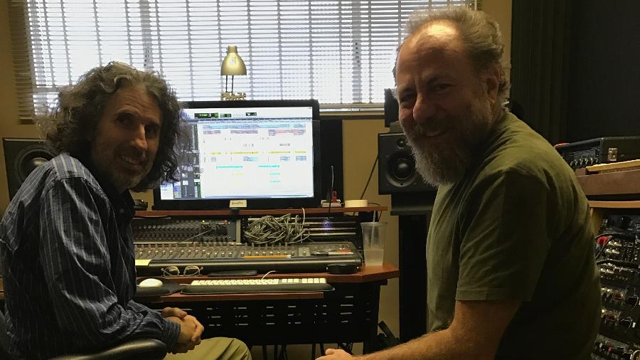Mario Caldato Jr e Bi Ribeiro em Los Angeles durante mixagem do novo álbum do Paralamas do Sucesso - José Fortes