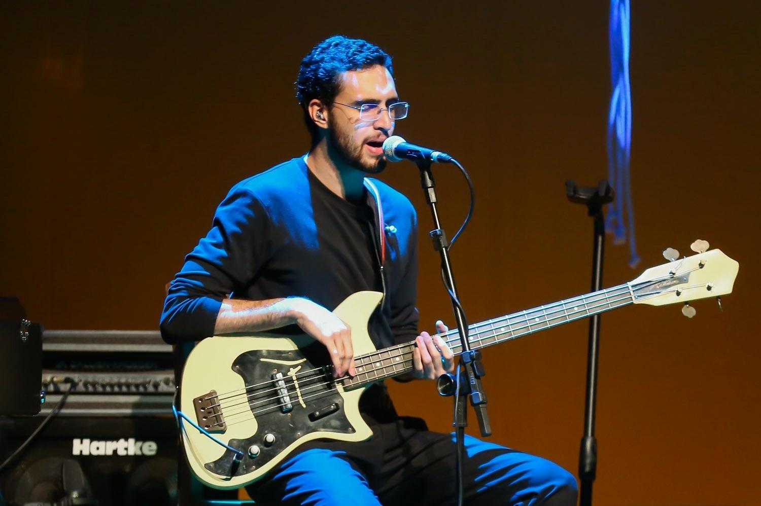 Zeca Veloso toca baixo em show que divide o palco com o pai, Caetano, e os irmãos Moreno e Tom - Manuela Scarpa/Brazil News