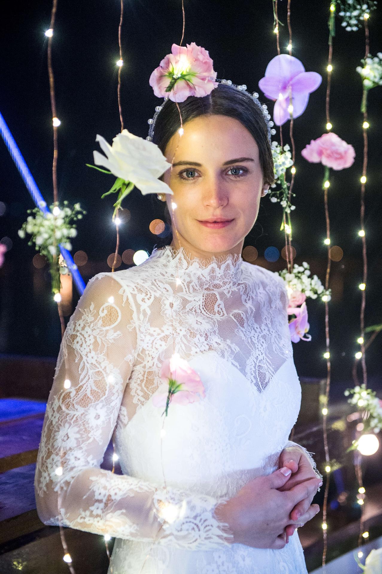 O penteado usado por Bianca Bin mostra uma clara reverência ao usado por Olivia Hussey no filme - Divulgação/TV Globo