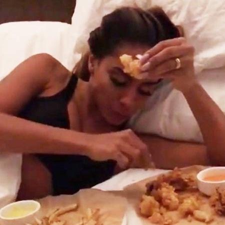 Anitta devora jantar na cama após premiação em Miami - Reprodução/Instagram