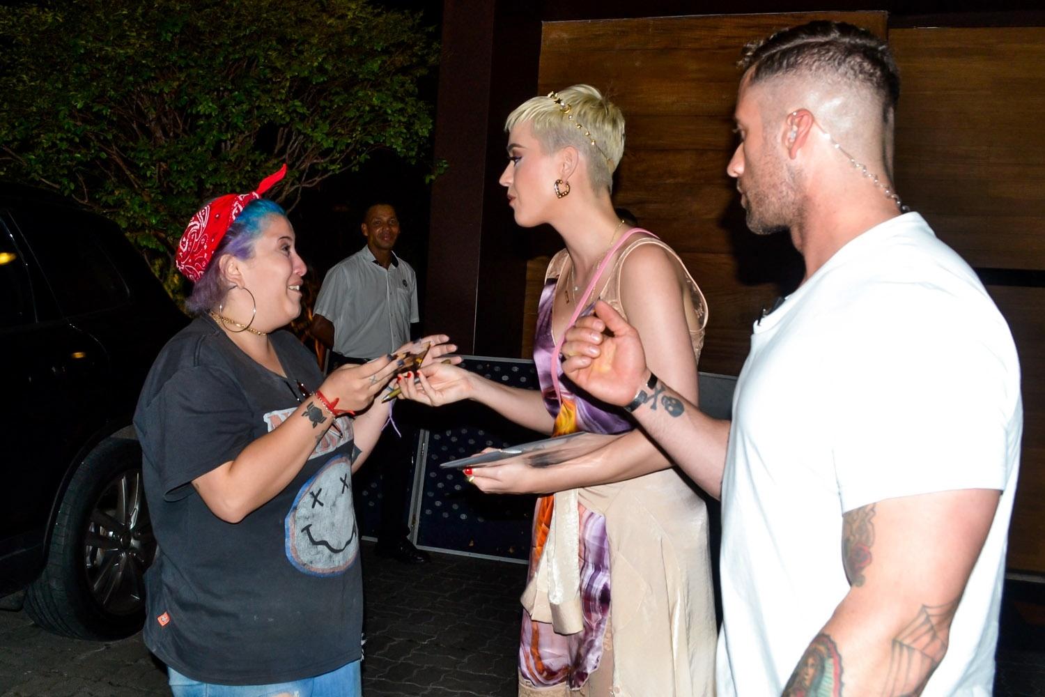 A cantora Katy Perry, que faz show em São Paulo neste sábado (17), saiu para jantar em uma churrascaria na sexta-feira e, muito simpática, conversou com fãs, tirou fotos e até autografou o braço de um deles - Clayton Felizardo/Brazil News