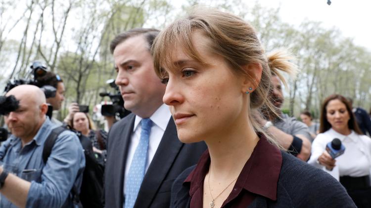 A atriz Allison Mack deixa corte em Nova York acompanhada do advogado - Brendan McDermid/Reuters - Brendan McDermid/Reuters