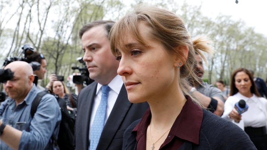 A atriz Allison Mack deixa corte em Nova York acompanhada do advogado - Brendan McDermid/Reuters