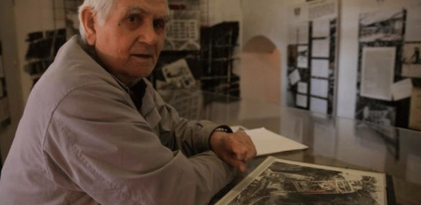 Vintrova Mandrholec posa com fotos de satélite do campo de trabalhos forçados onde ficou preso - Martin Trabalik - Martin Trabalik