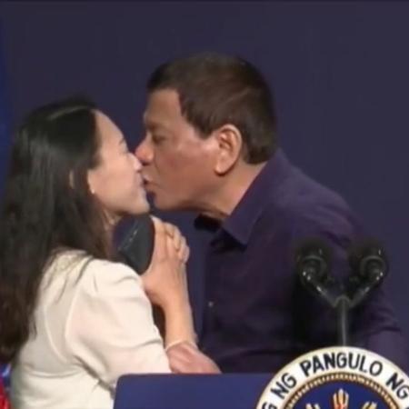 Rodrigo Duterte beijando mulher durante evento na Coreia do Sul - YouTube