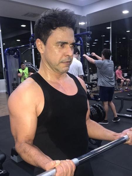 Zezé di Camargo exibe músculos durante malhação - Reprodução/Instagram
