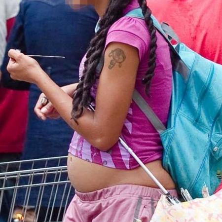 Mulher grávida segura cachimbo, junto com grupo de usuários de drogas, próxima à região da cracolândia, em São Paulo - Julia Chequer/Folhapress)