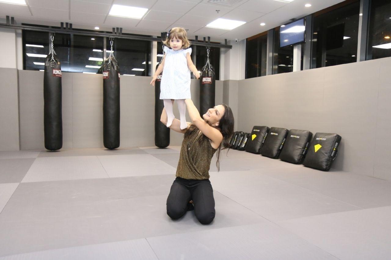 Kyra se diverte com a caçula Kyara - Daniel Pinheiro/AgNews