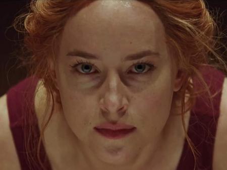 Dakota Johnson é uma bailarina em no remake de "Suspiria" - Divulgação