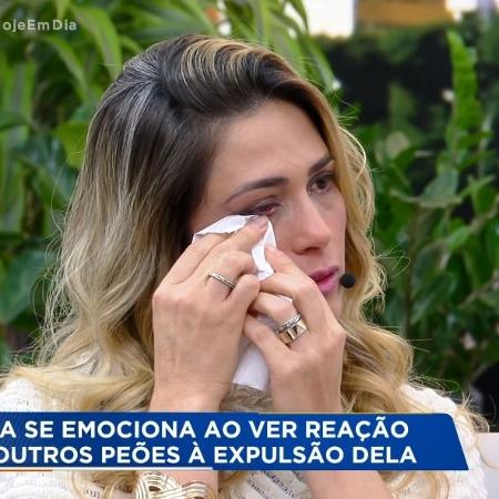 Nadja se emociona ao rever Catia Paganote anunciar sua expulsão de "A Fazenda" - Reprodução/Record - Reprodução/Record