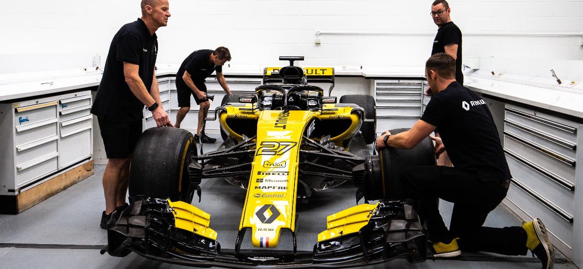 Fórmula 1 da Renault sendo preparado em Enstone: tecnologia vai do "artesanato" ao aeroespacial - Divulgação