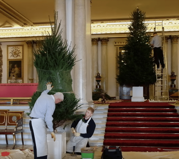 Rainha Elizabeth abre as portas do palácio e mostra sua decoração de Natal - Reprodução/Youtube