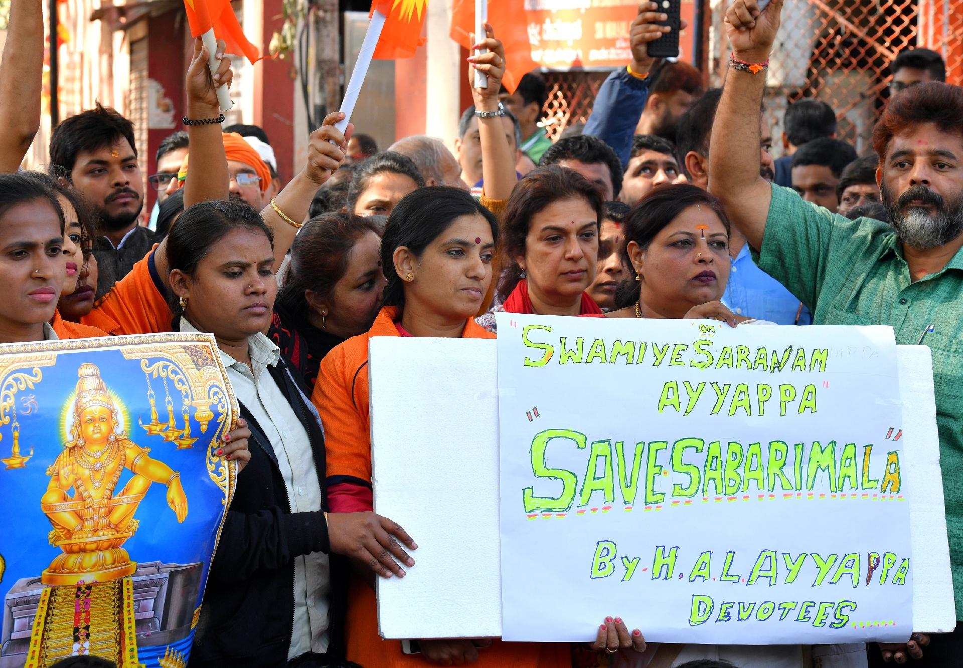Manifestantes foram às ruas em protestos que geraram ondas de violência para pedir o fim da permissão de que mulheres em idade menstrual frequentem os templos - AFP