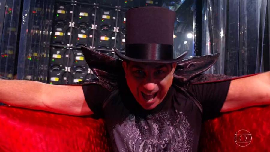 Durval Lelys surge fantasiado de vampiro no "Domingão do Faustão" - Reprodução/TV Globo