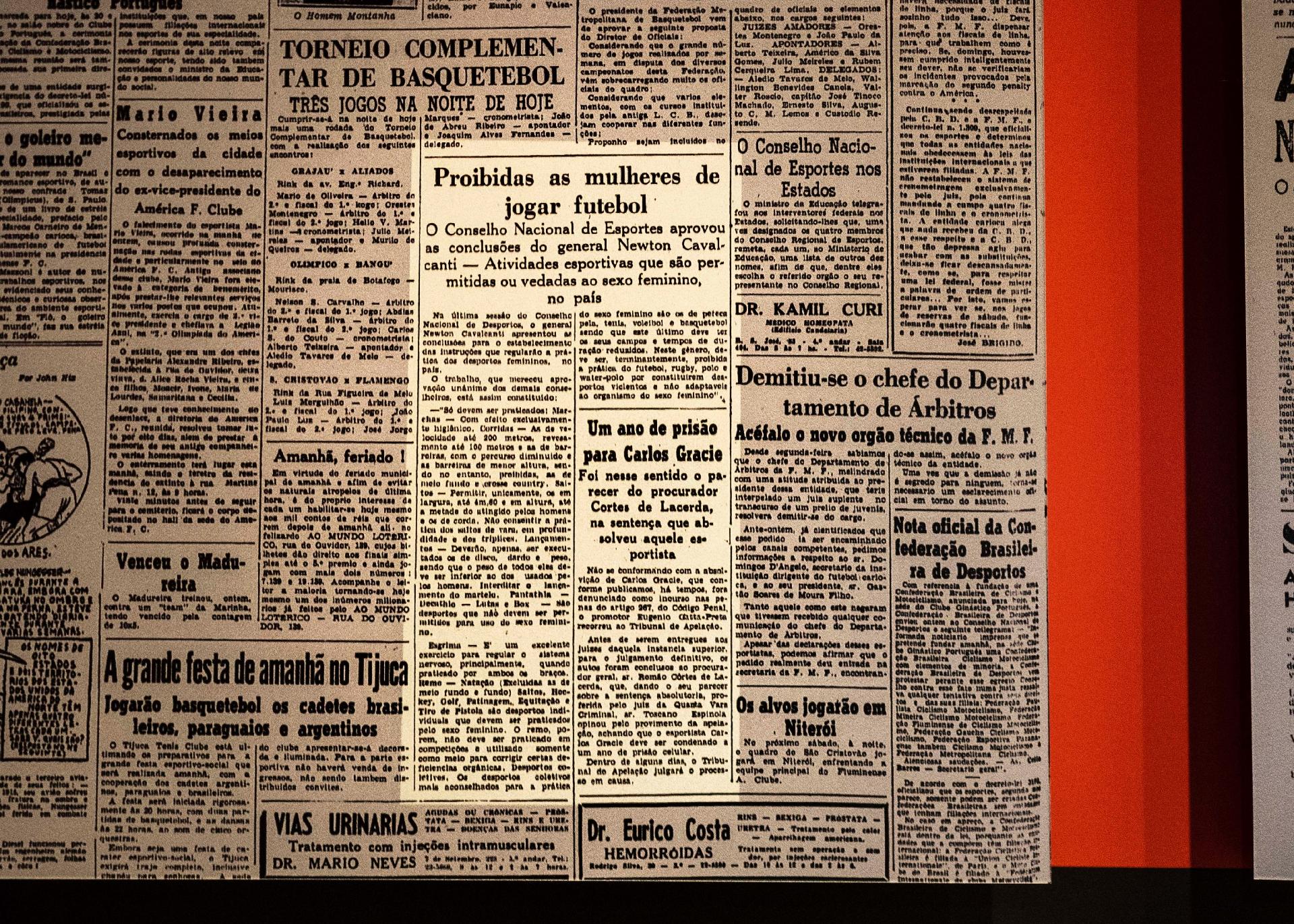 A primeira etapa da exposição reúne recortes de jornais antigos que mostram a pressão que já havia para que as mulheres fossem vetadas no esporte - Veronica Cowie/UOL