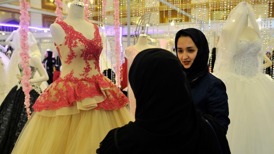 Sauditas participam de feira de vestidos de noivas - AFP
