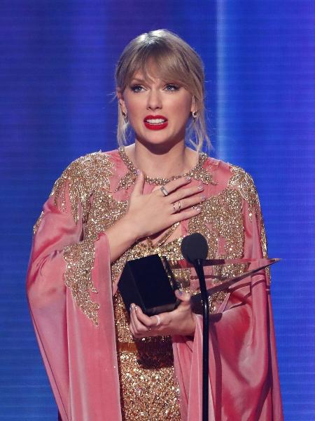 24.nov.2019 - Taylor Swift recebeu o prêmio de artista do ano no American Music Awards  - Mario Anzuoni/Reuters
