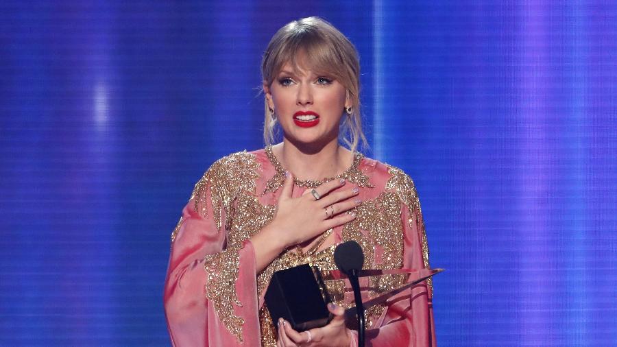 24.nov.2019 - Taylor Swift recebeu o prêmio de artista do ano no American Music Awards  - Mario Anzuoni/Reuters