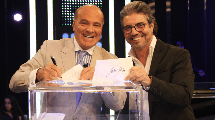Marcelo de Carvalho e João Kleber no momento da assinatura do novo contrato - Divulgação/Rede TV!