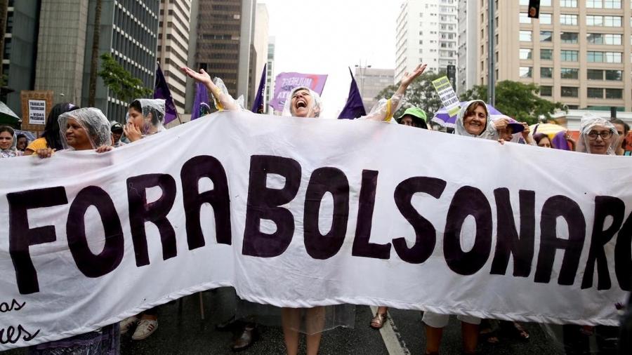 Mulheres com faixa "Fora Bolsonaro" em passeata na avenida Paulista, no dia  8 de março do ano passado - Gabriela Cais Burdmann/UOL