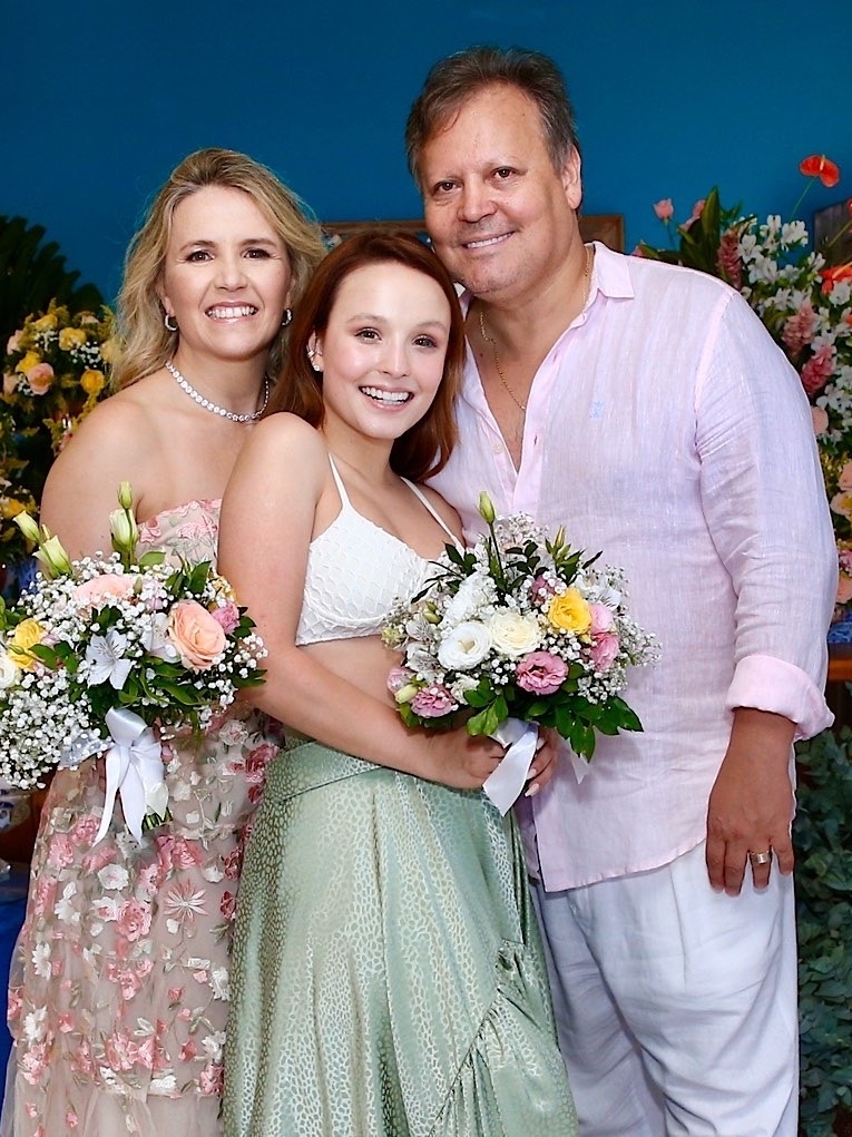 Prestes a celebrar bodas de madrepérola, mãe de Larissa Manoela posta foto rara com marido