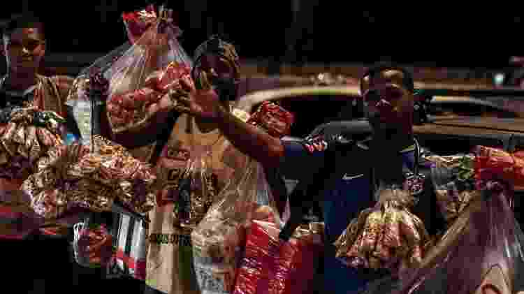 Opportunity in the labor market? A good part of the youth from the periphery is informal, selling sweets and cookies in the jams of the yellow and red line - Patrick Mendes / Imagens do Povo