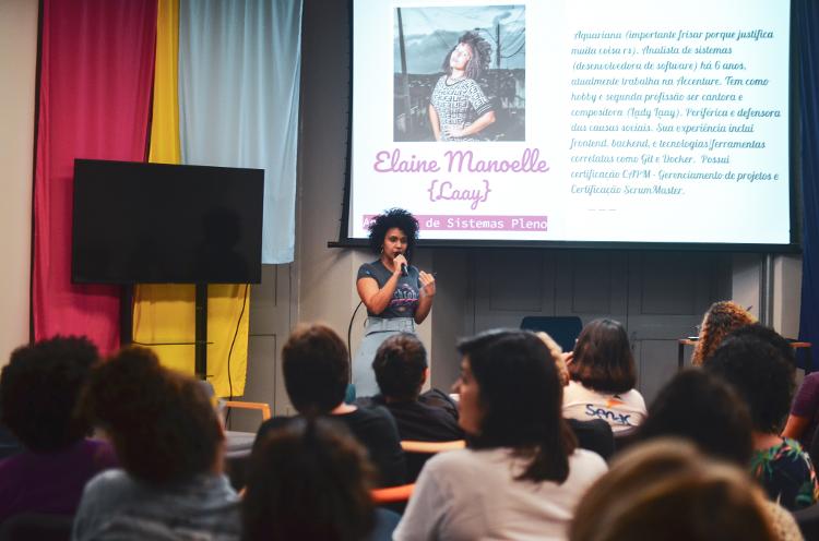 Elaine Manoelle Gomes, engenheira de software, em palestra no M.I.N.A.s - Acervo Pessoal - Acervo Pessoal