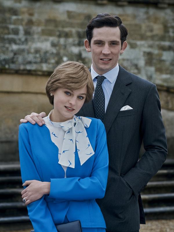 Diana (Emma Corrin) e Charles (Josh O'Connor) posam juntos em "The Crown"
