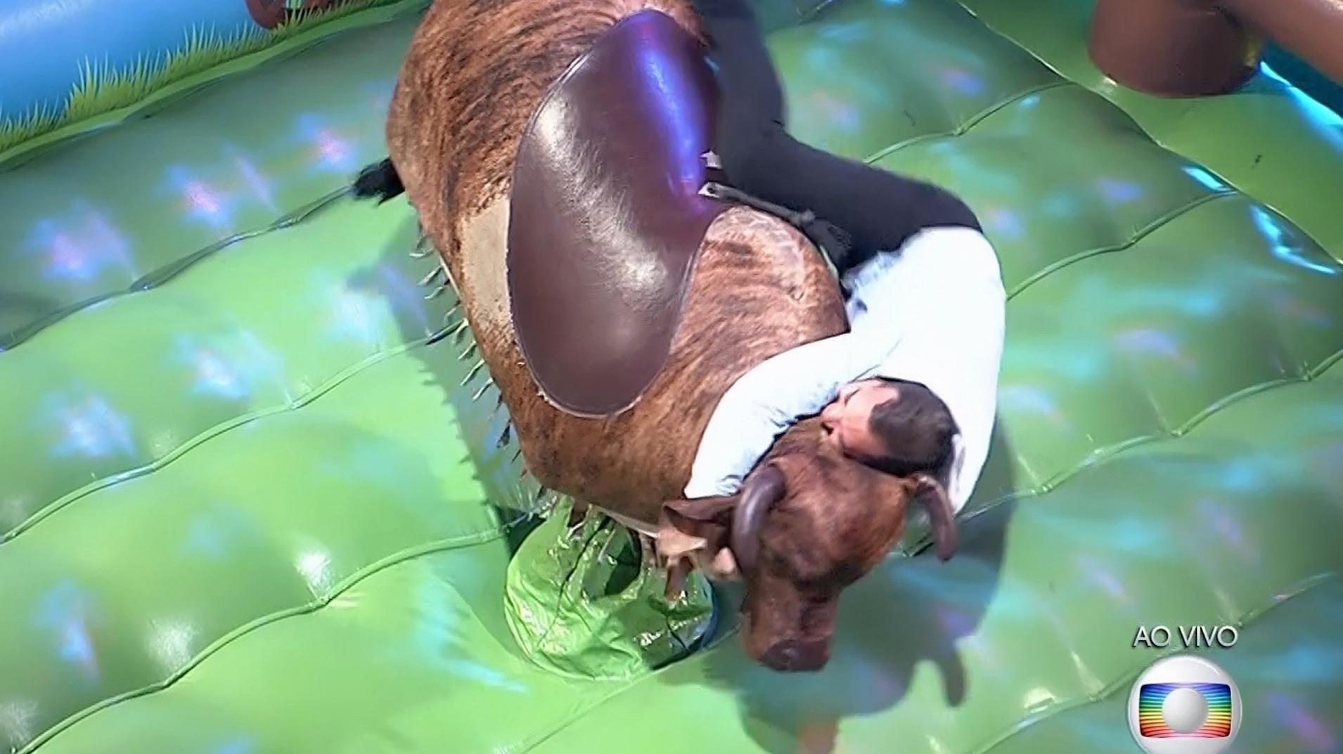 BBB 21: Gilberto no touro mecânico - Reprodução/Globoplay