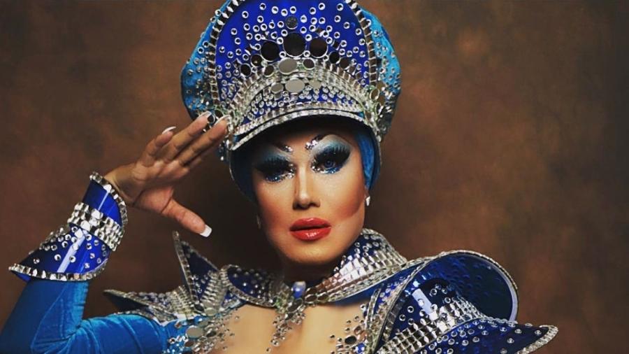 Há 27 anos atuando como drag queen na noite de SP, Alexsander Vaz do Nascimento, quem dá vida à Lysa Bombom, encontrou em suas roupas o sustento na pandemia, e dividiu com quem tem fome - Arquivo pessoal