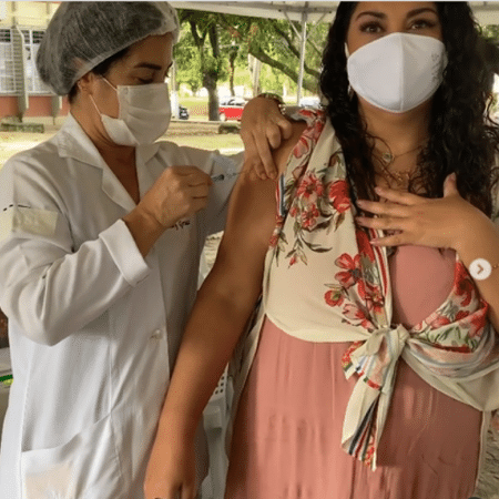 Fabiana Karla é vacinada contra a covid-19 - Reprodução/Instagram
