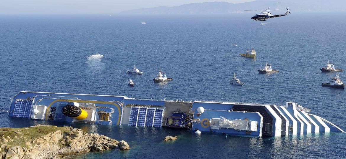 Costa Concordia, de 290 metros de comprimento e 114,500 teneladas, naufragado na ilha de Giglio, em 2012 - Reuters