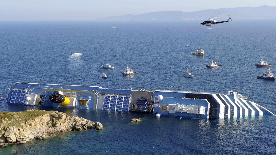 O Costa Concordia, de 290 metros de comprimento e 114,500 toneladas, naufragado na ilha de Giglio, em 2012 - Reuters