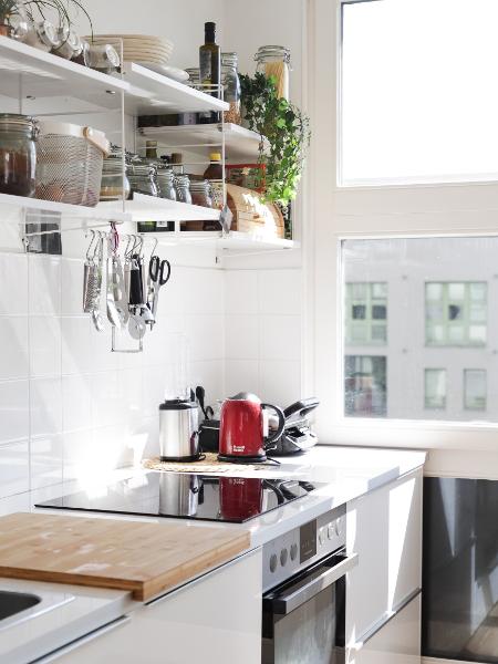 Ganchos e prateleiras ajudam a organizar a cozinha - Beazy/Unsplash - Beazy/Unsplash