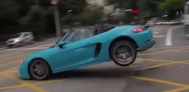 Porsche Boxster pula em cruzamento de São Paulo