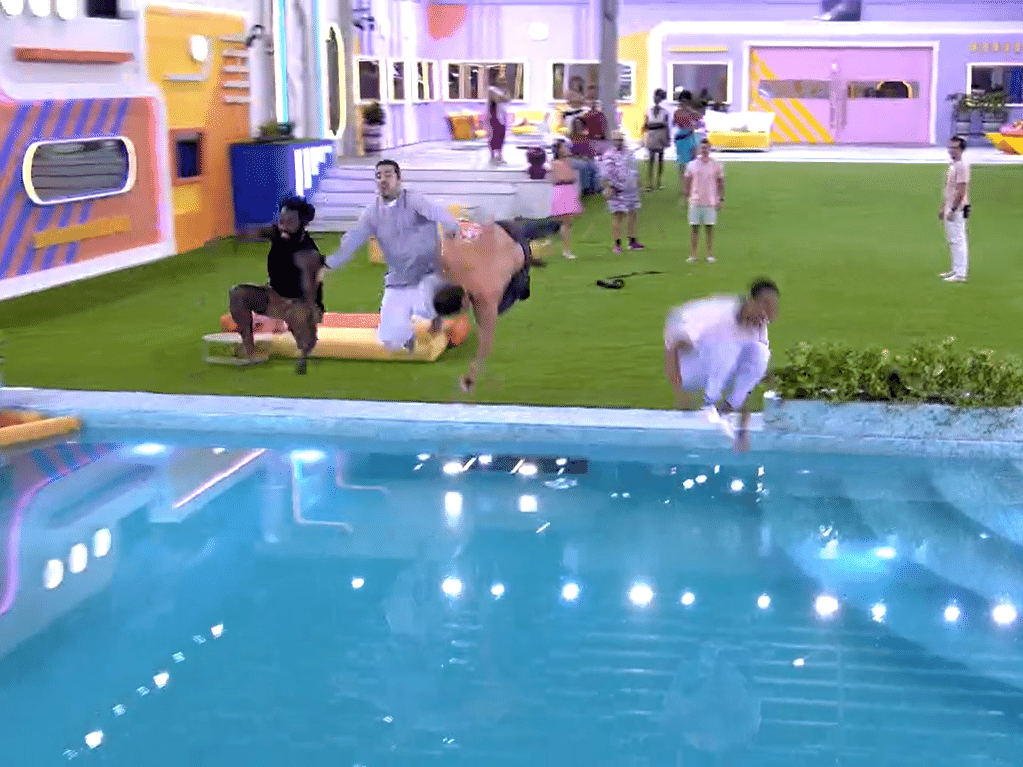 P.A e Gustavo pulam na piscina para comemorar permanência no 'BBB 22'