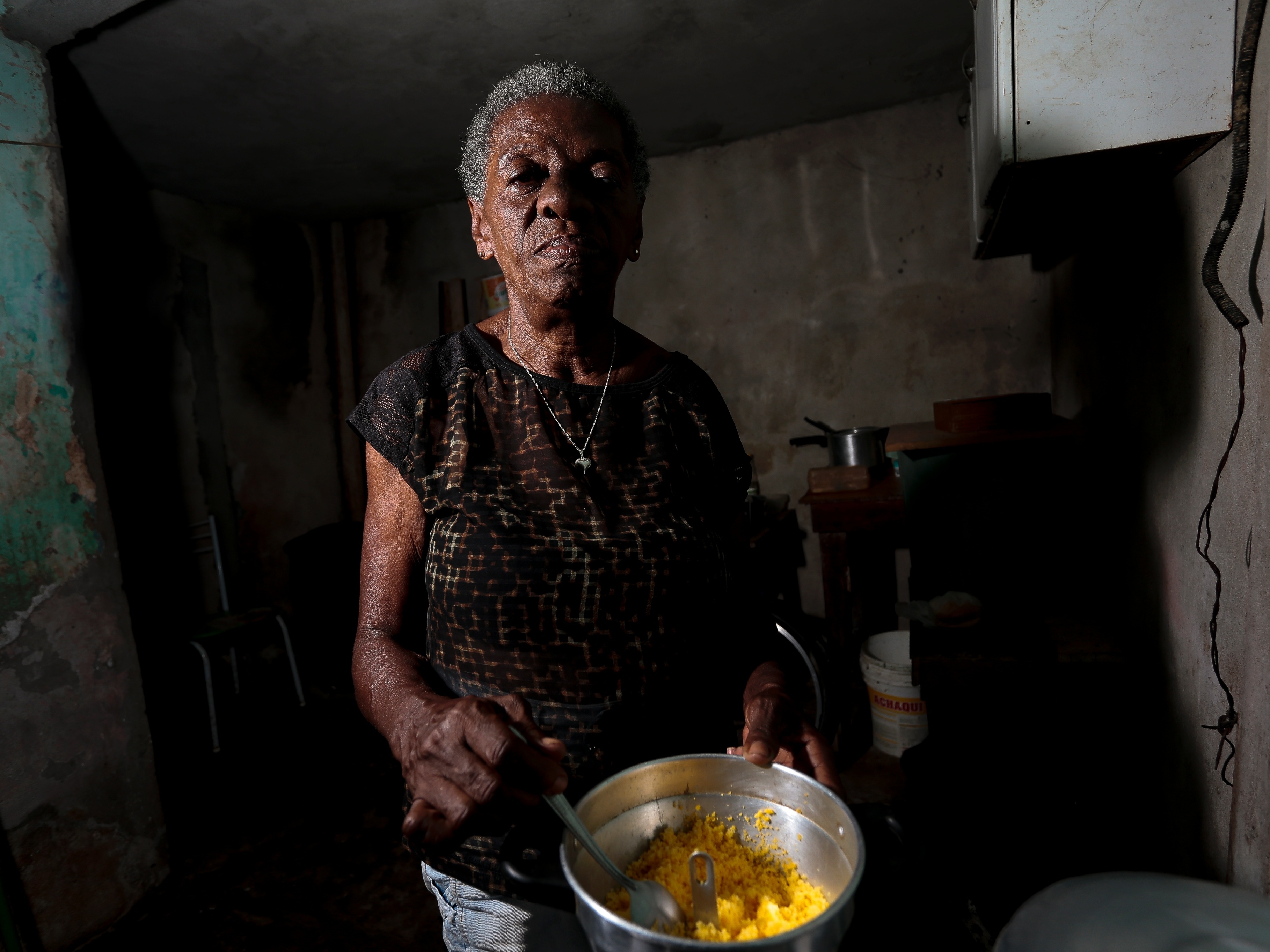 Mãe, avó solo e negra, ela conta com a sorte para não dormir sem comer